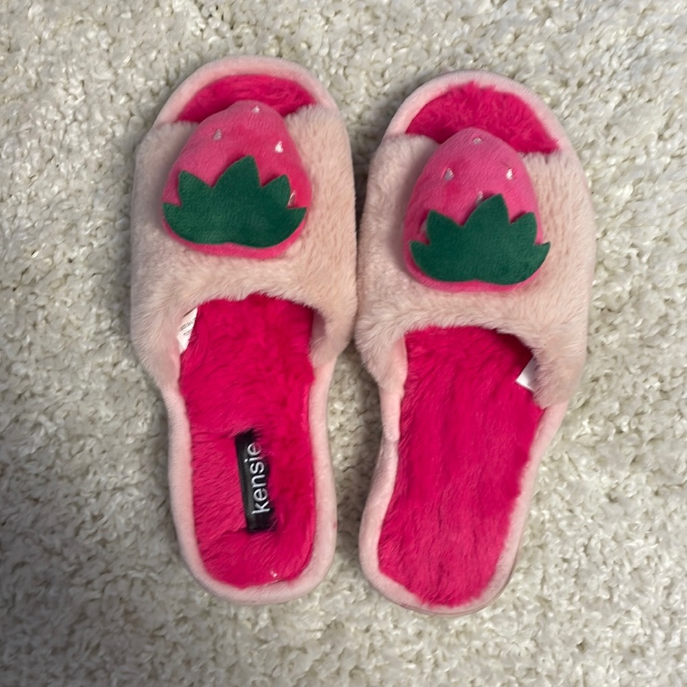 Kensie Strawberry Slippers. Size small (6/7)
